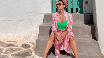 Εύα Μέντες: Φωτογραφίζεται στα σοκάκια στην Αντίπαρο