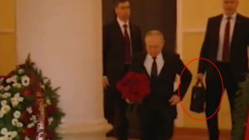 Βλαντιμίρ Πούτιν: Χαροπαλεύει ο συνταγματάρχης που κρατούσε τη βαλίτσα του με τους πυρηνικούς κωδικούς