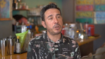 Ένκε Φεζολλάρι: «Ήμουν ο γιος της καθαρίστριας που πραγματοποιεί το δικό του American Dream στα Βαλκάνια»