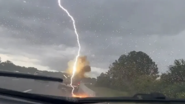 Video: Κεραυνός χτυπάει ΙΧ με οικογένεια...