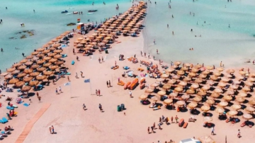 Η φωτογραφία από το εξωτικό Ελαφονήσι που δίχασε το Instagram: «Πλαστικούρα και ξαπλώστρες»