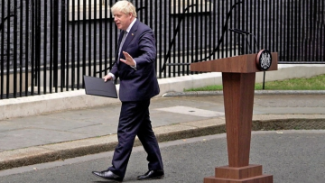 Τζόνσον: «Θα αποχωρήσω σύντομα με το κεφάλι ψηλά»