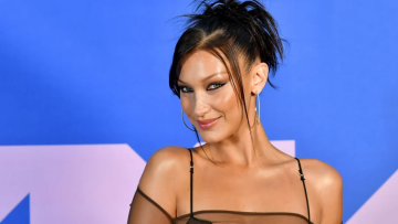 Μπέλα Χαντίντ: Η ημίγυμνη φωτογραφία της μπροστά στον καθρέφτη