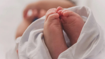 Περίεργη υπόθεση με νεογέννητο ερευνούν οι αρχές στη Θεσσαλονίκη, συνελήφθη η 20χρονη μητέρα και ένας 48χρονος
