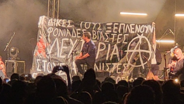 Σωκράτης Μάλαμας: Παρέμβαση στη συναυλία του στο Ηράκλειο - Ανέβηκε πανό κατά του Λιγνάδη