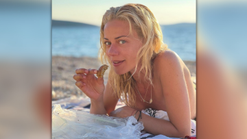 Ζέτα Μακρυπούλια: Topless σε ερημική παραλία