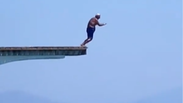 Ρόδος: 85χρονος έκανε βουτιά από το Τραμπολίνο θυμίζοντας επαγγελματία κολυμβητή και έγινε viral