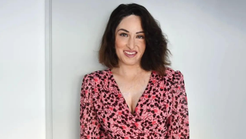 Ιωάννα Παλιοσπύρου για τη 49χρονη που δέχτηκε επίθεση με καυστικό υγρό: «Είμαι δίπλα της»