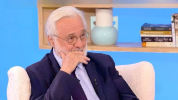 Γιάννης Σμαραγδής: «Λύγισε» on air για τον θάνατο της συζύγου του - «Καμιά φορά την ακούω να μιλάει»