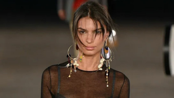 Έμιλι Ραταϊκόφσκι: Η αποκαλυπτική εμφάνισή της στην Eβδομάδα Mόδας της Νέας Υόρκης