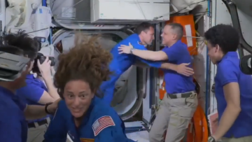 Η τελευταία αποστολή αστροναυτών της SpaceX για τη NASA έφτασε στον Διεθνή Διαστημικό Σταθμό - Δείτε βίντεο