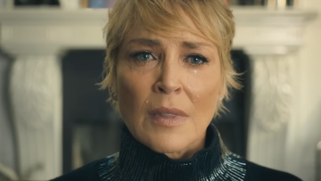 Σάρον Στόουν: Viral το πλάνο που τη δείχνει να κλαίει σε βίντεο κλιπ