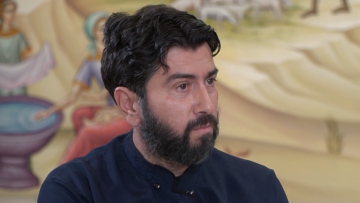 Μεγάλη Εικόνα: Η Νίκη Λυμπεράκη συναντά τον πατέρα Αντώνιο, δημιουργό της «Κιβωτού του Κόσμου»