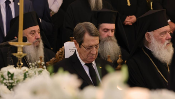 Ο Αρχιεπίσκοπος Κύπρου Χρυσόστομος Β' αναπαύεται στην κρύπτη που ετοίμασε ο ίδιος