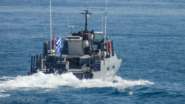 Στην Κρήτη ρυμουλκείται το σκάφος με τους 500 μετανάστες - Είχε ξεκινήσει από τη Λιβύη