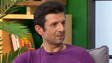 Μιχάλης Οικονόμου: «Στα 35 μου ένιωσα την άνεση να μιλήσω στην οικογένειά μου για τη σεξουαλικότητά μου»