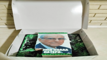 Τρικαλινός γιόρτασε τα γενέθλιά του με τούρτα Ανδρέα Παπανδρέου