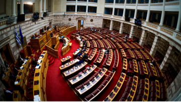 Βουλή: Την Τρίτη η ψήφιση της τροπολογίας για το κόμμα Κασιδιάρη λόγω της κηδείας του κυβερνήτη του Phantom 