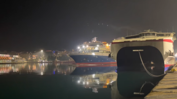 Βίντεο: Το Blue Star Delos, το πρώτο πλοίο στο λιμάνι του Πειραιά για το 2023