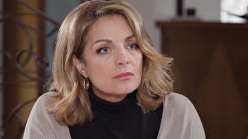 Γη της ελιάς: Η Αθηνά και ο Εισαγγελέας τραβούν την προσοχή στο τραπέζι του Ισίδωρου