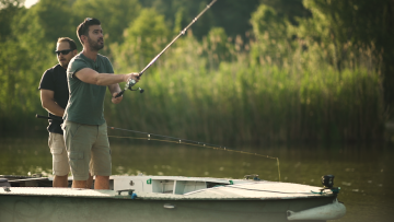 Fishy: Ο Γιάννης Τσιμιτσέλης και ο Κώστας Δημητριάδης πάνε για ψάρεμα στη λίμνη των Ιωαννίνων
