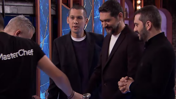 MasterChef: Η στιγμή που ο Σωτήρης Κοντιζάς μιμείται τον Γιάννη Αγγελάκα