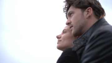 Μαύρο Ρόδο: Ο Πέτρος δίνει ένα φιλί στην Ελισάβετ και  έρχονται ακόμα πιο κοντά