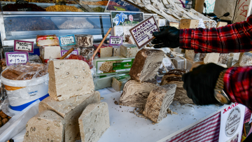 Καθαρά Δευτέρα: Ίδιες τιμές με πέρυσι για τη λαγάνα - Πόσο θα πληρώσουμε τον χαλβά