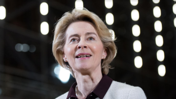 Ούρσουλα φον ντερ Λάιεν: Στη Βρετανία για το «άνοιγμα νέου κεφαλαίου» στις σχέσεις με την ΕΕ