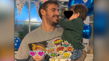 Άκης Πετρετζίκης: Έγινε 39 και το γιόρτασε αγκαλιά με τα παιδιά του