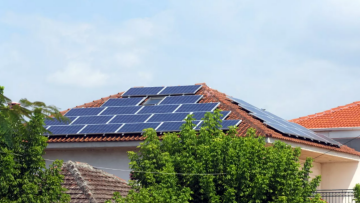 Φωτοβολταϊκά στη στέγη: Ετήσιο όφελος έως €3.000 στους λογαριασμούς - Οι όροι και οι επιδοτήσεις