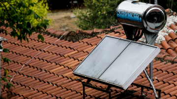 Ηλιακός θερμοσίφωνας - Επιδοτήσεις: Voucher έως και 900 ευρώ και σε ενοικιαστές