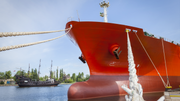 Ακτή Ελεφαντοστού: Τάνκερ που τελούσε υπό «ομηρία», απελευθερώθηκε και βρήκε καταφύγιο στο λιμάνι της Αμπιτζάν