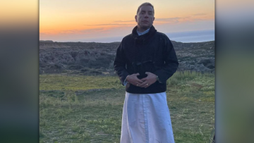 Γιώργος Μαζωνάκης: Ποζάρει με λευκό ράσο - Δείτε φωτογραφίες