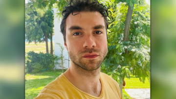 Ποιος είναι ο Κωνσταντίνος Μωραΐτης που αποχώρησε από παράσταση επειδή «δεν ήταν τηλεοπτικός»