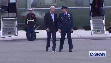 ΗΠΑ: «Πού πήγαν οι κάλτσες του Μπάιντεν;» - Το βίντεο του Αμερικανού προέδρου που έγινε viral 