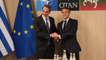 ΝΑΤΟ: Χαμόγελα και θερμό κλίμα στη συνάντηση Μητσοτάκη με Μακρόν 