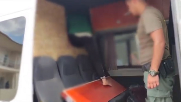 Έβρος: Καρέ καρέ η στιγμή που αστυνομικοί βρίσκουν μετανάστες κρυμμένους σε κρύπτη σε βαν - Δείτε βίντεο