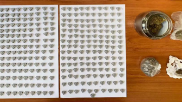 Παρέλαβε δέμα με εκατοντάδες ναρκωτικά χάπια στη Μυτιλήνη