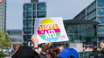 Γερμανία: Οι «Γιαγιάδες κατά της ακροδεξιάς» και πολίτες του Μαγδεμβούργου στους δρόμους κατά του AfD