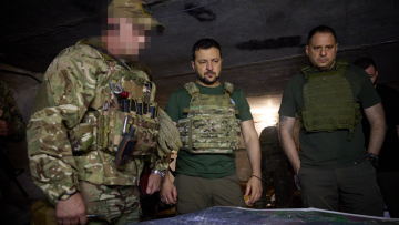 Πόλεμος στην Ουκρανία: Στρατιωτικές θέσεις κοντά στο Μπαχμούτ επισκέφτηκε ο Ζελένσκι