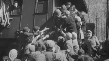 Στο φως ιστορικά πλάνα από τη διάσωση χιλιάδων Εβραίων κρατουμένων από τρένο των Ναζί