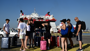 Γεμάτα αναχωρούν τα πλοία από τα λιμάνια της Αττικής για τον Δεκαπενταύγουστο - Πάνω από 70.000 επιβάτες φεύγουν αύριο 