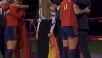 Ο πρόεδρος της ισπανικής Ομοσπονδίας ποδοσφαίρου απολογήθηκε για το φιλί