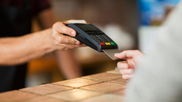 Χατζηδάκης: Αρχές 2024 η διασύνδεση ταμειακών μηχανών με POS -  Τι προβλέπεται για την πάταξη της φοροδιαφυγής 