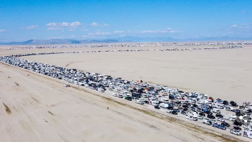 Burning Man: Βίντεο καταγράφει τη «μαζική έξοδο» των επισκεπτών του φεστιβάλ που «πνίγηκε» στη λάσπη