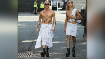 Maneskin: Με πετσέτες μπάνιου και τακούνια στους δρόμους της Νέας Υόρκης - Δείτε τις φωτογραφίες