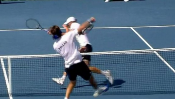 Απίθανη φάση στο παιχνίδι του Τσιτσιπά με τον Κλέιν: Τον χτύπησε άθελά του με το σμας ο Έλληνας - Βίντεο