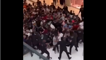 iPhone 15: Τεράστιες ουρές, χάος και σπρωξιές σε εμπορικό στο Ντουμπάι από αλλόφρονες φαν της Apple