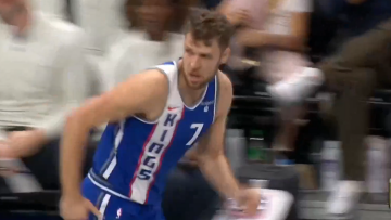 Σάσα Βεζένκοβ: Τα δύο σημαντικά τρίποντα στη νίκη των Κινγκς κόντρα στους Θάντερ - Δείτε βίντεο